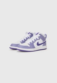 Magasszárú tornacipő, lila és fehér bőrből, kerek orral, fehér fűzőkkel és lila talppal. Figyelemre méltó Nike logó az oldalon.