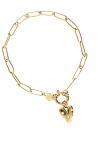 Pulsera de cadena de oro que presenta eslabones alargados, un cierre redondo y un colgante en forma de corazón con tres pequeñas perlas.