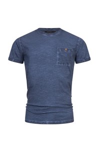 Mörkblå kortärmad t-shirt för män med rund hals och en enda bröstficka som är knäppt med en brun knapp.