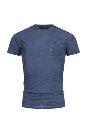 Herren T-Shirt in Marineblau mit kurzen Ärmeln, Rundhalsausschnitt und einer einzelnen Brusttasche, die mit einem braunen Knopf befestigt ist.