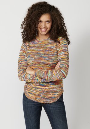 Pull en tricot multicolore avec un col rond, des manches longues et un ourlet courbé. Présente des teintes vives d'orange, de bleu, de vert et de jaune.