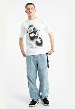 - T-shirt z nadrukiem