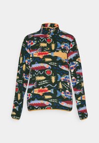 Lange mouwen fleece pullover met een kleurrijk patroon van vissen en zeewier, kraag met drukknoopsluiting en een tan kleurige flapzak op de borst.