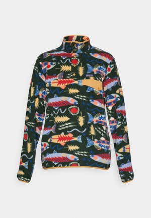 Pull en polaire à manches longues avec un motif coloré de poissons et d'algues marines, col à boutons-pression et poche poitrine en tan.