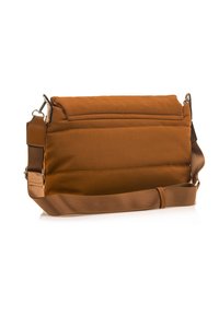 Borsa a tracolla in nylon marrone con esterno imbottito, tracolla in tessuto regolabile e tasca con zip. Texture liscia e design minimalista.
