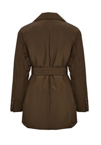 Abrigo tipo puffer marrón con cintura ajustable, mangas largas y cuello entallado. Textura suave con botones decorativos en las mangas.