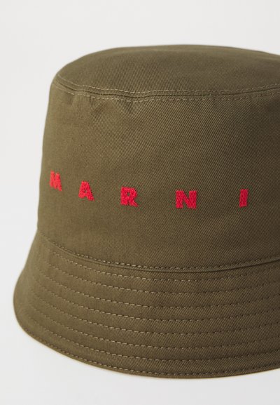 Olivno zeleni kapu, izdelano iz tkanine z gladko teksturo, z rdečimi vezenimi črkami "MARNI" na sprednji strani.