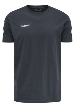 Ciemnoszary t-shirt z krótkim rękawem i okrągłym dekoltem, z białym logo "hummel" na piersi oraz wzorem szewronowym na rękawach.