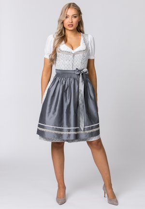 Graues traditionelles Kleid mit tailliertem Oberteil, weißen Puffärmeln und vollem Rock. Verziert mit Spitzenbesatz und einem passenden Band als Gürtel.
