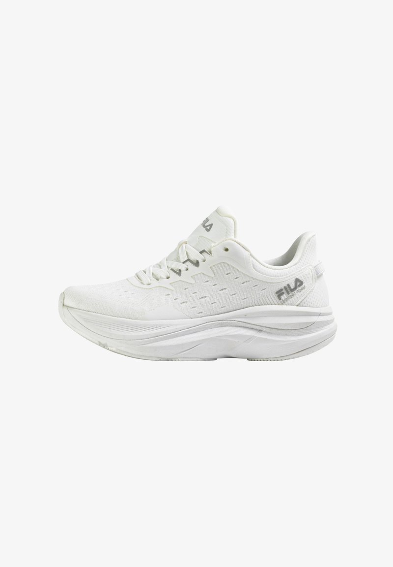 Chaussure de sport blanche avec une tige en mesh, détails texturés, fermeture à lacets, col rembourré, et une semelle incurvée et amortie. Logo Fila visible.