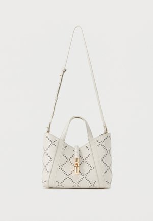 Λευκή δερμάτινη τσάντα χειρός με διακοσμητικό μοτίβο από διαμάντι, κούμπωμα σε χρυσό τόνο, λαβές στο πάνω μέρος και ρυθμιζόμενο ιμάντα ώμου.