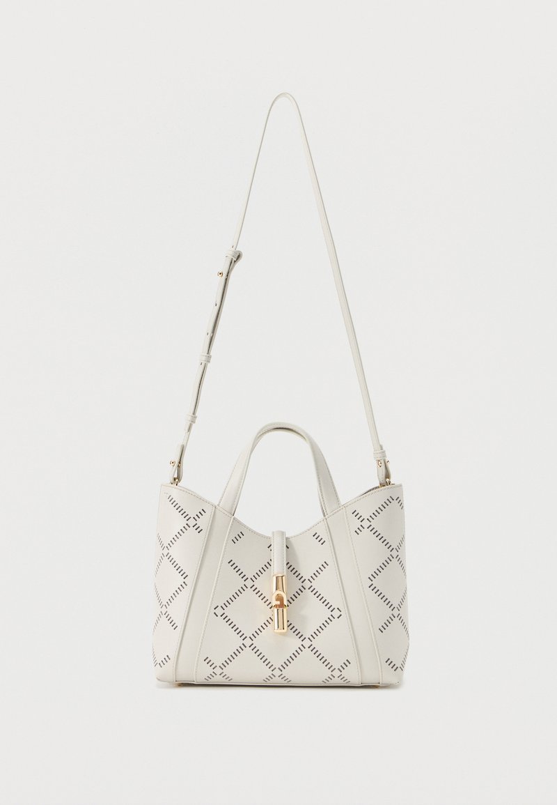 Λευκή δερμάτινη τσάντα χειρός με διακοσμητικό μοτίβο από διαμάντι, κούμπωμα σε χρυσό τόνο, λαβές στο πάνω μέρος και ρυθμιζόμενο ιμάντα ώμου.