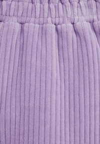 Tessuto a coste lavanda con una morbida texture, caratterizzato da pieghe verticali e una cintura elastica, progettato per comfort e facilità di utilizzo.