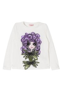 Camicia bianca a maniche lunghe con una grafica colorata di una donna con capelli ricci viola e accenti floreali verdi sul davanti.