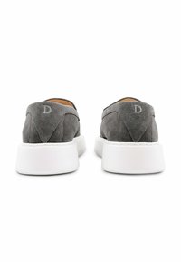 Grijze suède instappers met een witte rubberen zool, met een klein reliëf "D" bij de hiel en gladde naden langs de randen.