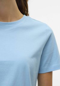 Vero Moda VMPAULINA - Paprasti marškinėliai - airy blue