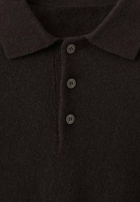 Polo in maglia marrone scuro con una texture morbida, caratterizzato da un colletto e quattro bottoni scuri lungo la parte anteriore.