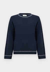 Pull bleu marine en tissu doux avec un col rond, présentant des détails blancs le long du col et de l'ourlet, et des manches longues.