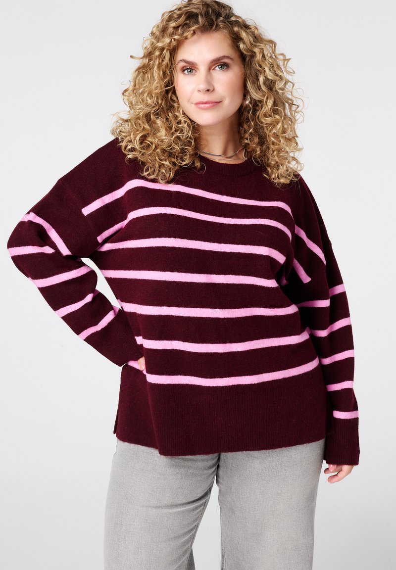 Bourgondische trui met brede, roze horizontale strepen. Gemaakt van een zachte, gestructureerde stof. Losse pasvorm met lange mouwen en een comfortabele halslijn.