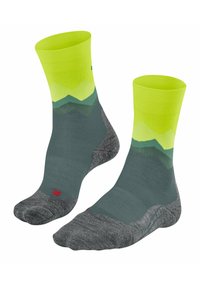 Calcetines con un diseño en verde y amarillo, con puños acanalados, detalles en gris en el talón y la punta, fabricados con una mezcla de tejidos, diseñados para mayor confort y soporte.