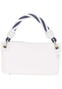 Sac à main blanc à la texture lisse, avec une anse torsadée bleu et blanc, des accessoires en argent et un design minimaliste.