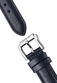 Bracelet de montre en cuir bleu marine avec une finition texturée, boucle en métal argenté et détails de surpiqûre le long des bords.