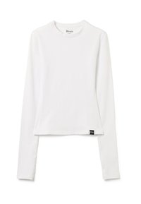 Witte lange mouwen crop top gemaakt van soepele stof. Heeft een ronde halslijn en een klein zwart logo label aan de onderrand aan de linkerkant.
