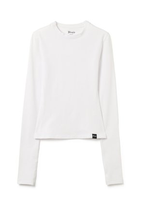 Top corto bianco a maniche lunghe realizzato in tessuto morbido. Presenta un collo rotondo e una piccola etichetta logo nera sull'orlo sul lato sinistro.