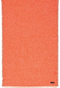 Oranje geweven sjaal met een visgraatpatroon en franjes aan de randen. De stof is zacht en licht van gewicht, met een subtiele glans.