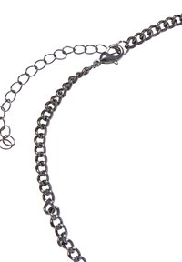 Collier en chaîne métallique de couleur argent foncé ; présente des maillons entrelacés, une finition texturée et un fermoir mousqueton avec une chaîne de longueur ajustable.