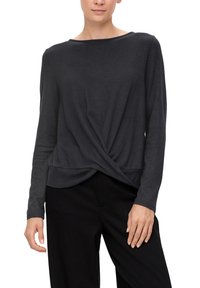 Graues Langarmoberteil mit lockerer Passform, das ein verdrehtes Vorderteil und einen weiten Ausschnitt aufweist, hergestellt aus einem weichen, leichten Stoff.