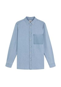 Camisa de mezclilla de manga larga en azul claro con cuello abotonado y un solo bolsillo de parche. La textura de la tela es suave y tiene un corte clásico.