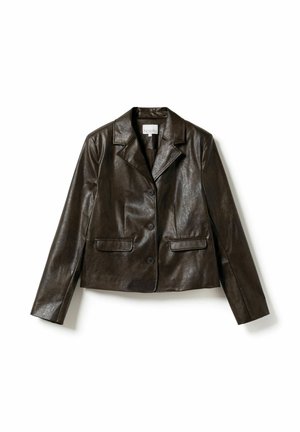 Brūna ādas īsā jaka ar iegrieztu apkakli, divām priekšējām kabatām, vienu pogas aizdari un gludu, nedaudz strukturētu apdari.