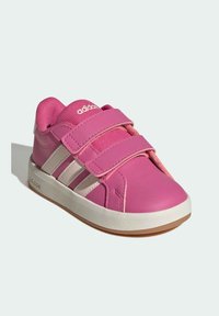 Roza dječja tenisica s dvije čičak trake, gornji dio od sintetičkog materijala, gumeni potplat i tri bijele pruge sa strane.