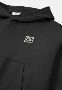 Sudadera negra de suave mezcla de algodón, con un bolsillo cosido y un pequeño logo bordado en plata en el pecho.