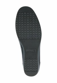 Must jaotuse talla tekstuuritud laineline muster, millel on väljaulatuv logo "CAPRICE." Riiulil on suuruse märge "37N" kandumise lähedal.