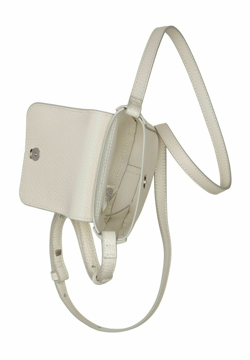 Cremfarbene Leder-Crossbody-Tasche mit einer strukturierten Oberfläche, Magnetverschluss und verstellbarem Schulterriemen. Verfügt über ein einzelnes Fach und minimalen Metallbeschlag.