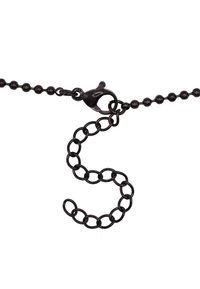 Collier en chaîne noir avec un fermoir à ressort, présentant un design en S fait de maillons circulaires entrelacés. Texture lisse.