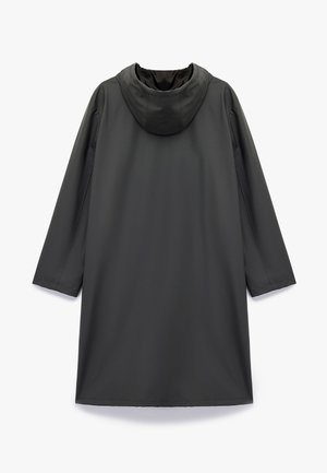 Tumma harmaa vedenpitävä takki, jossa on huppu, pitkät hihat ja suora leikkaus. Sileä pinta, jossa on minimaalista yksityiskohtaisuutta eikä näkyvää varustusta.