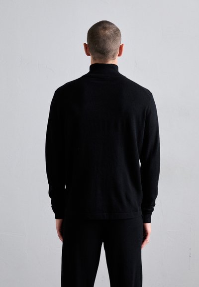Schwarzer Pullover mit langen Ärmeln und hohem Kragen. Glatte Textur und schlichtes Design mit geradem Saum und minimaler Ausstattung.