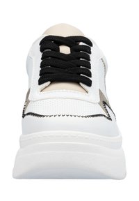 Weißer Sneaker mit schwarzen Schnürsenkeln, beigen Akzenten und Lochdetails. Verfügt über eine dicke weiße Sohle und kontrastierende Nähte.