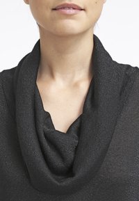 Schwarzes Cowl-Neck-Top aus strukturiertem Stoff mit dezentem Glanz. Der Fokus liegt auf dem drapierten Ausschnitt und dem glatten Finish am Kragen.