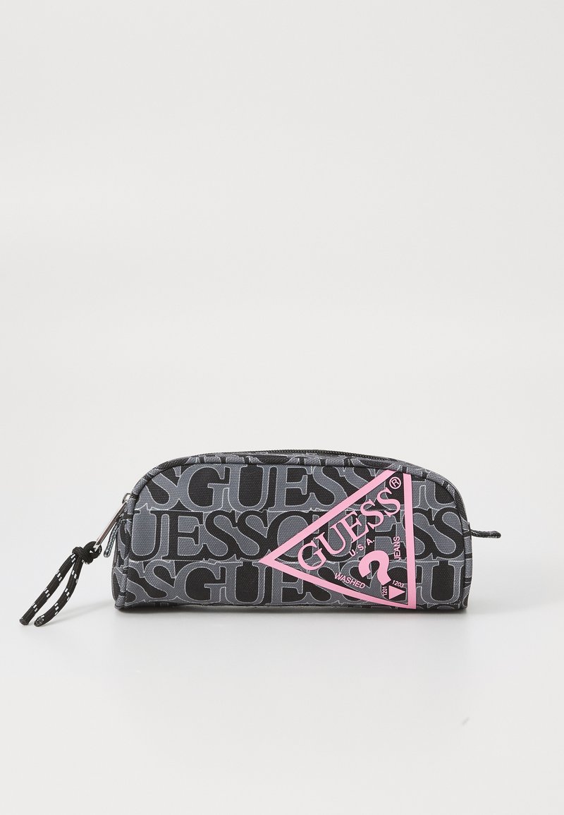 Grå kosmetikväska med svart "GUESS" logotypmönster, triangulär rosa etikett, dragkedjestängning och texturerad yta. Har ett handledsband.
