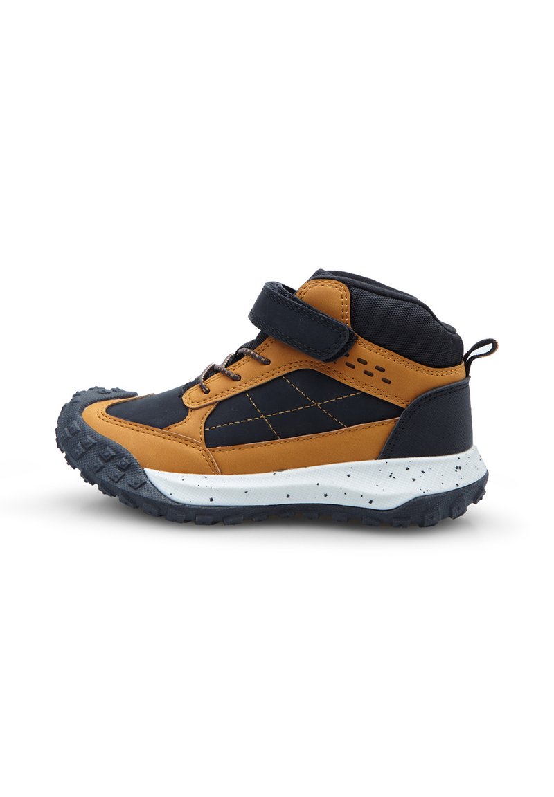 Scarpa alta marrone e nera con strap in Velcro, suola in gomma testurizzata, intersuola bianca e macchiata, e accenti con motivo a diamante.