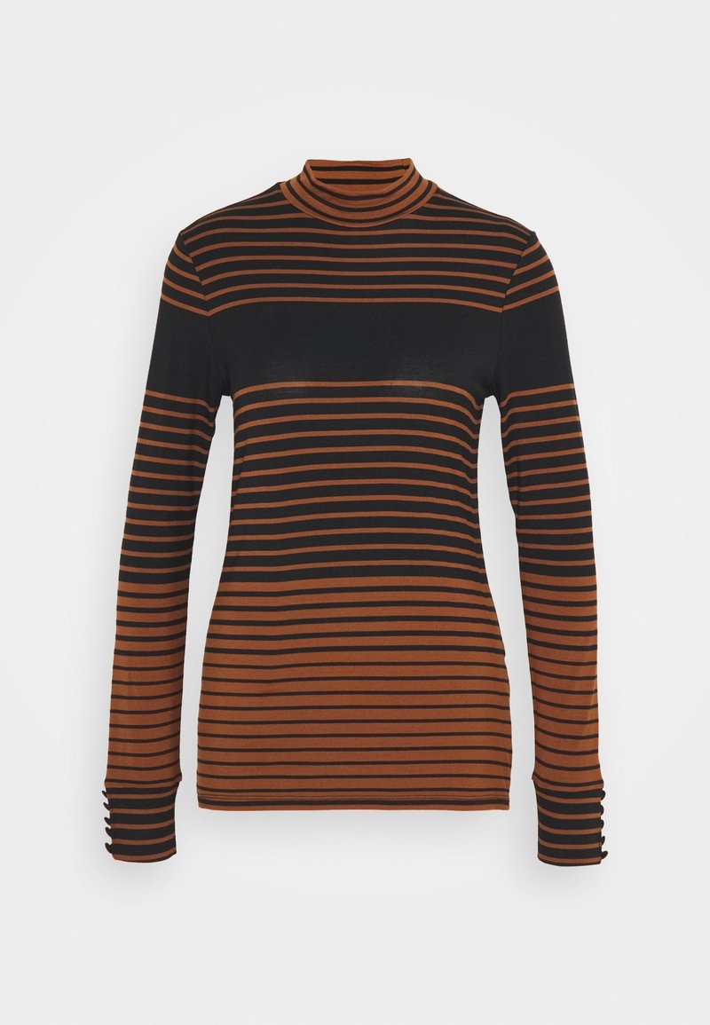 Randig polotröja i svart och rostorange, figurnära design, med långa ärmar som har tumhål och smala ränder som växlar i färg.