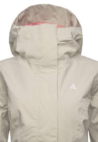Giacca impermeabile di un beige chiaro con un alto colletto e rivestimento rosa. Presenta un logo bianco sul petto e cuciture senza soluzione di continuità per una finitura liscia.