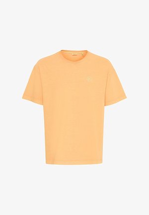 Kerge oranž lühikeste varrukatega ümarakaelusega T-särk, mille vasakul rinnal on väike päikese graafika.