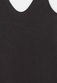 Débardeur noir sans manches avec un col rond, en tissu doux légèrement texturé.
