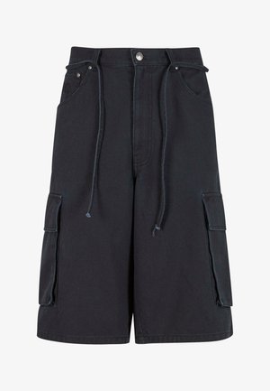 Mustadest kangast cargo lühikesed püksid, millel on kaks küljetaskut, elastne nöörivöö ja kontrastseid õmbluse üksikasju.