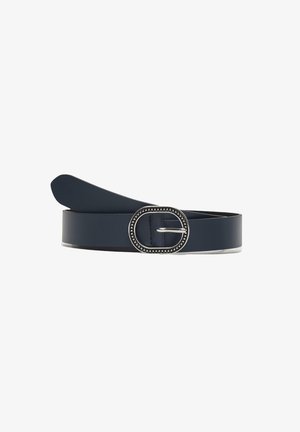 Marineblauwe leren riem met een gepolijste zilveren ovale gesp versierd met kleine studs. Heeft een gladde textuur en een taps toelopend uiteinde.